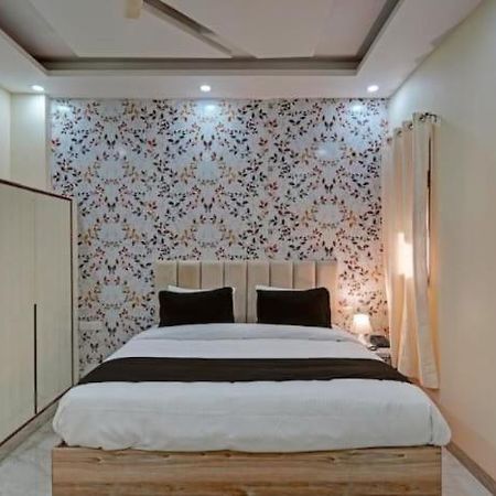 Shourya Hotel And Banquet Noida Extérieur photo