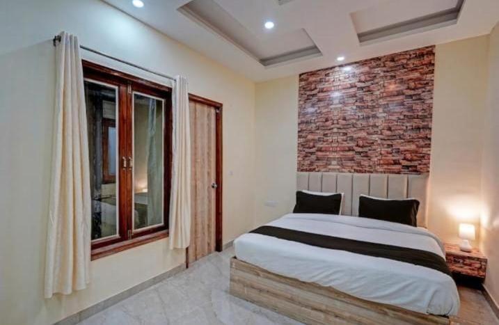 Shourya Hotel And Banquet Noida Extérieur photo