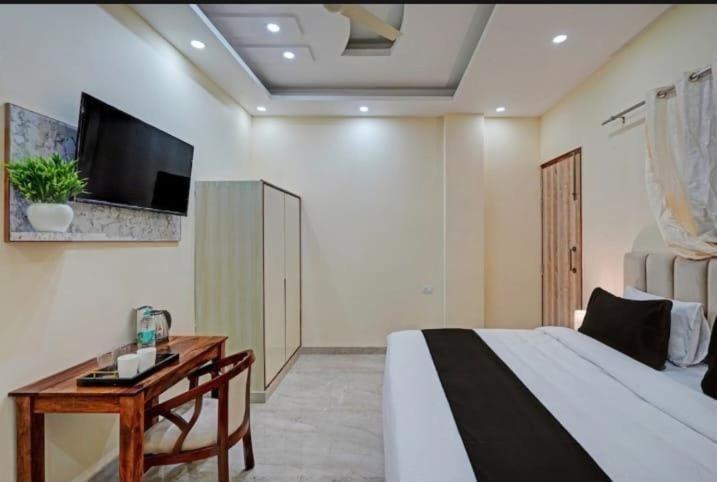 Shourya Hotel And Banquet Noida Extérieur photo