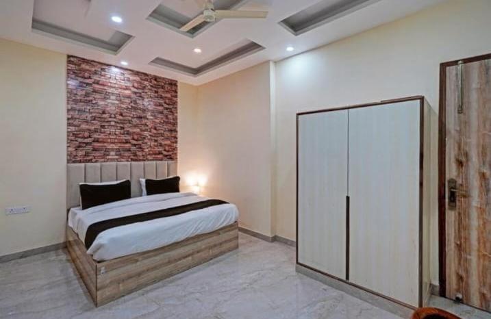 Shourya Hotel And Banquet Noida Extérieur photo