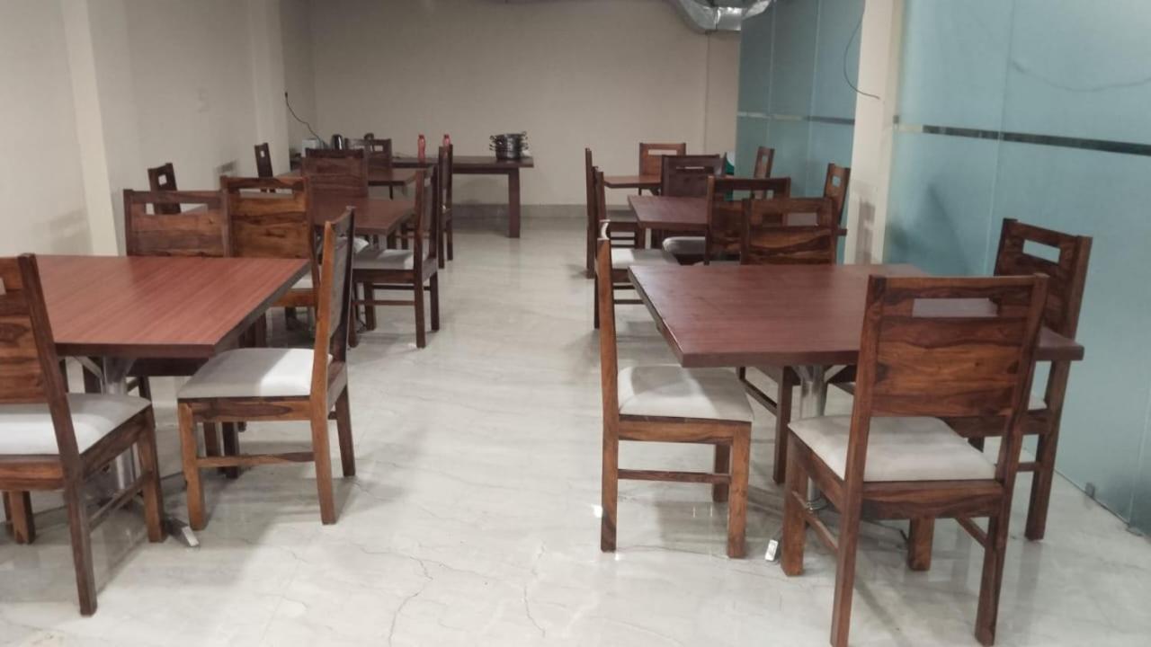 Shourya Hotel And Banquet Noida Extérieur photo