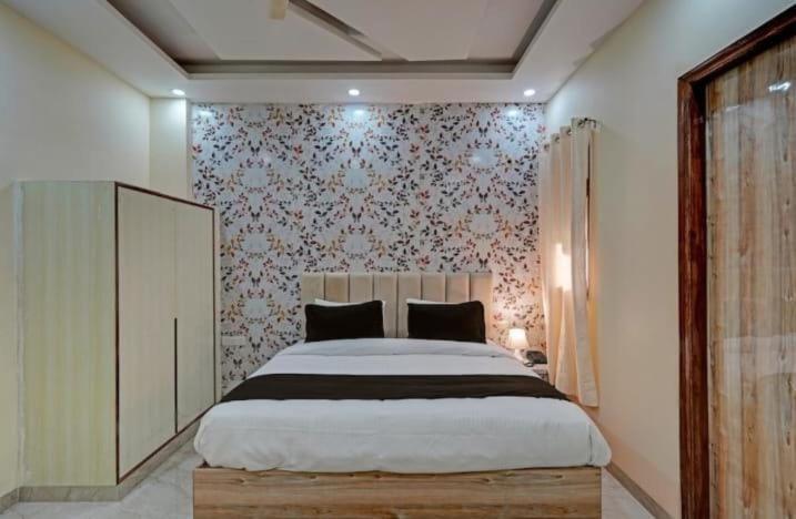 Shourya Hotel And Banquet Noida Extérieur photo