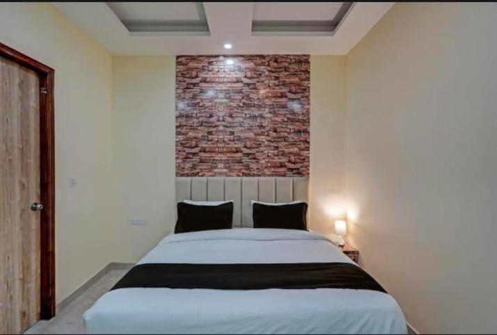 Shourya Hotel And Banquet Noida Extérieur photo