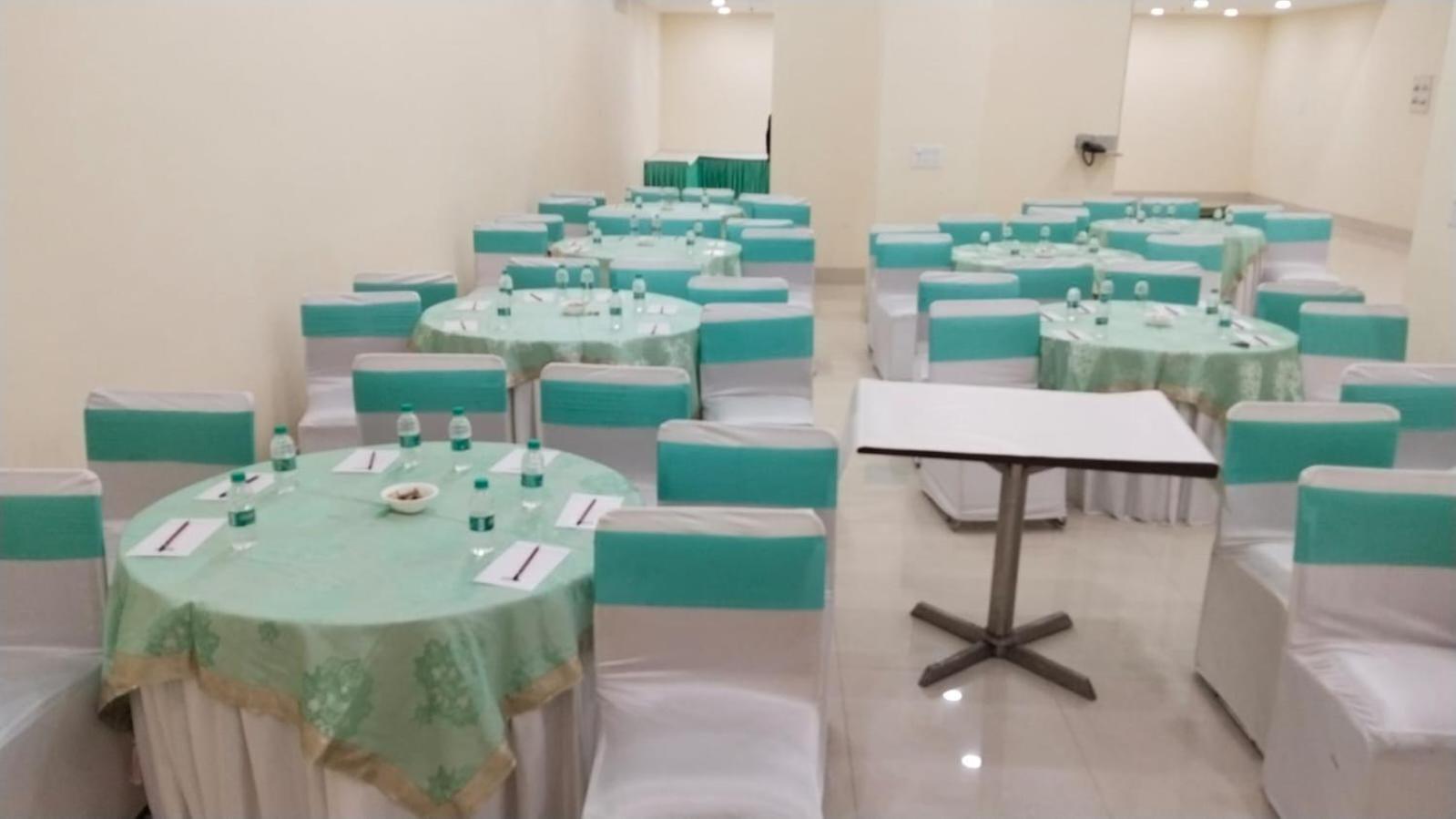 Shourya Hotel And Banquet Noida Extérieur photo