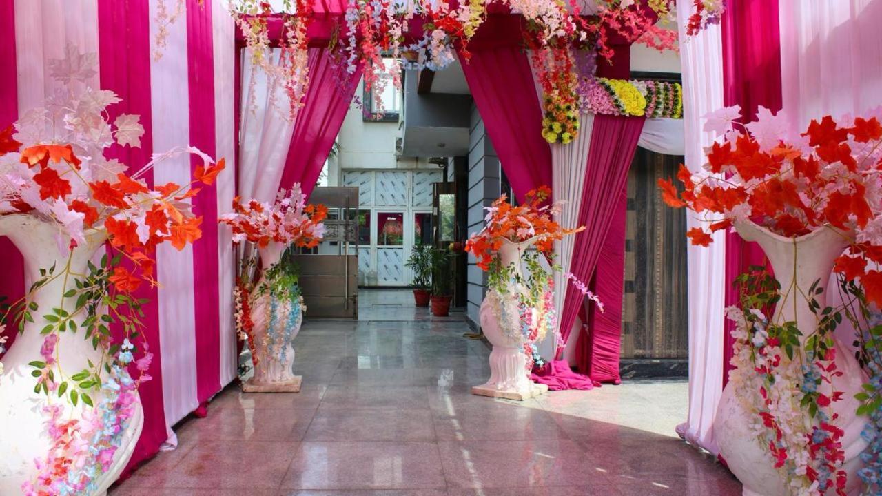 Shourya Hotel And Banquet Noida Extérieur photo