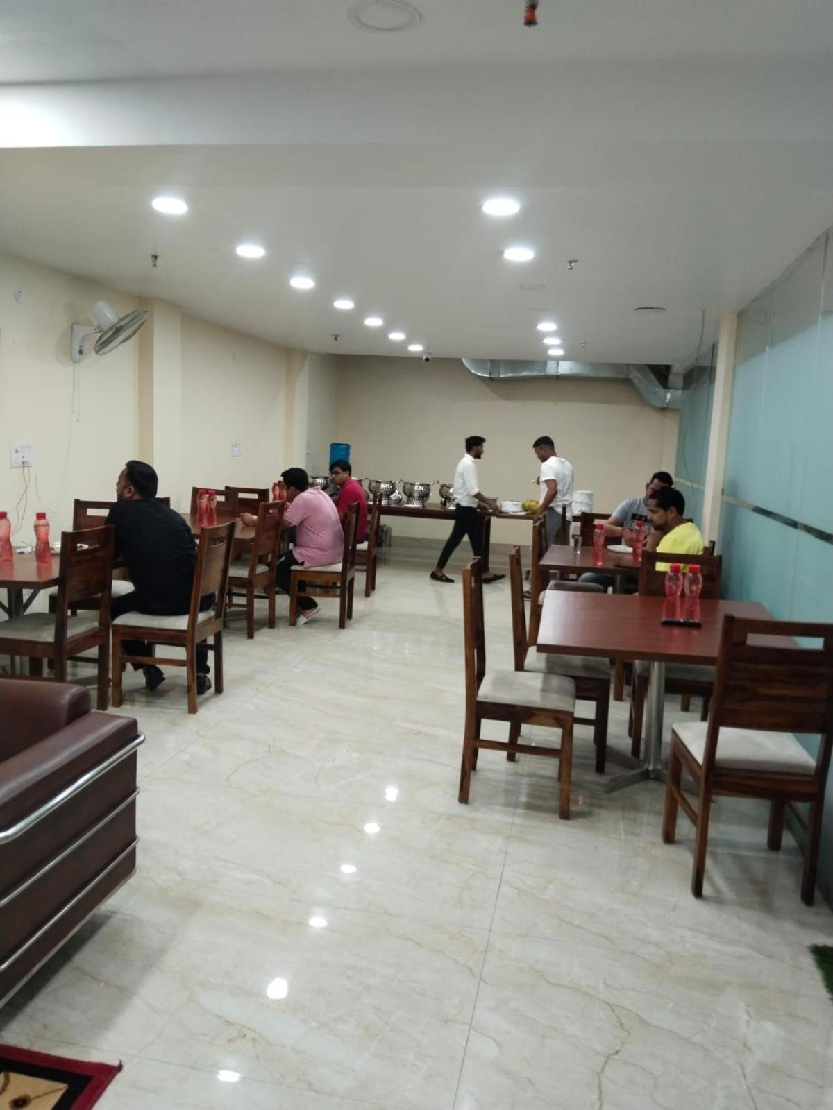 Shourya Hotel And Banquet Noida Extérieur photo