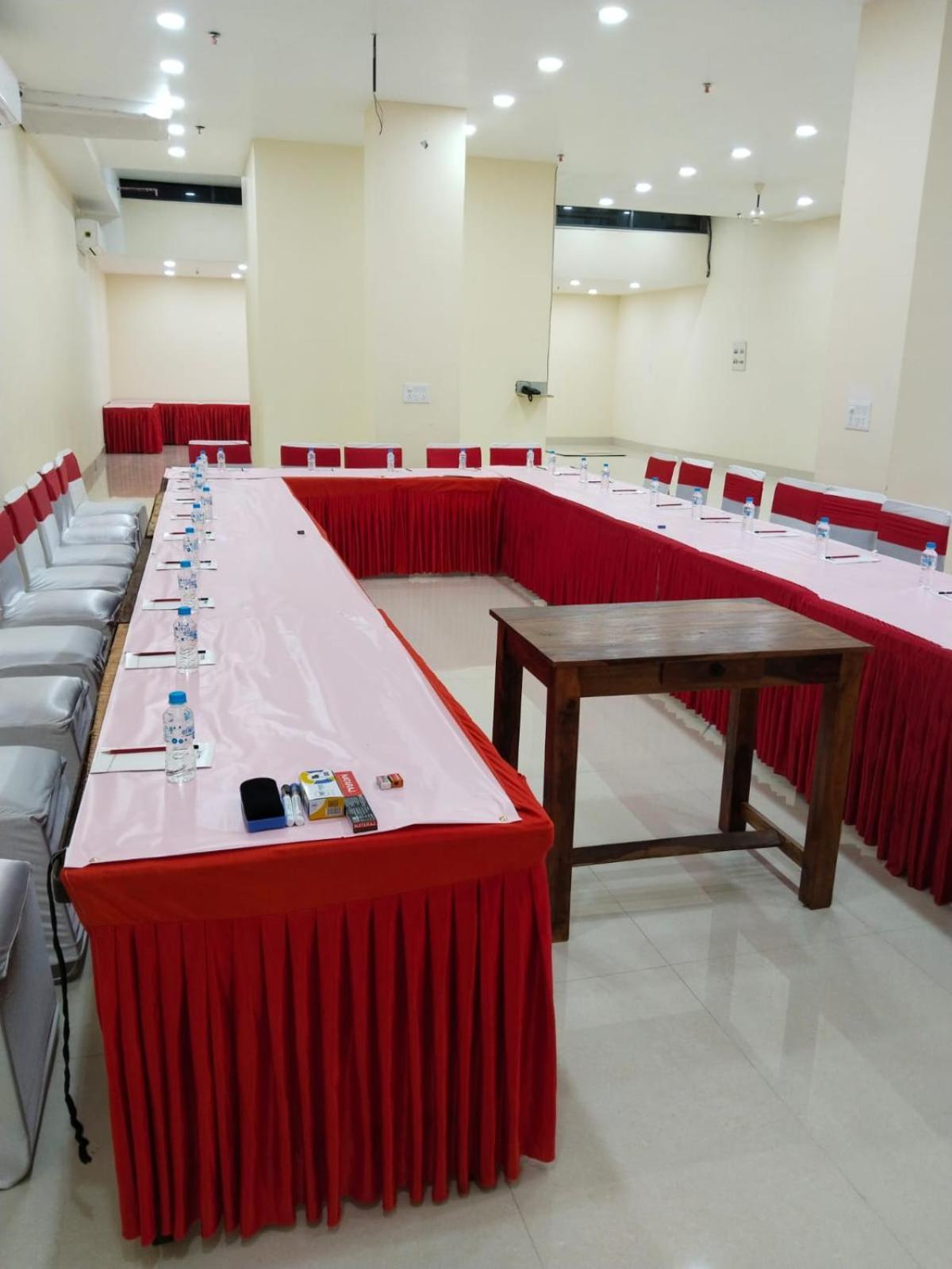 Shourya Hotel And Banquet Noida Extérieur photo